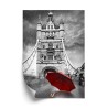 Poster Roter Regenschirm Auf Schwarz-Weißem Hintergrund Mit Tower Bridge
