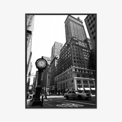 Poster Schwarz-Weiße Uhr Und Taxi Auf Der Straße Von New York