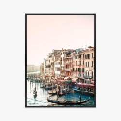 Poster Blick Auf Die Wasserstraße Mit Gondeln Und Alten Gebäuden In Venedig