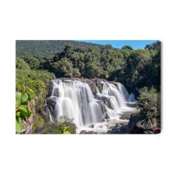 Leinwandbild Ein Wasserfall Inmitten Üppiger Vegetation